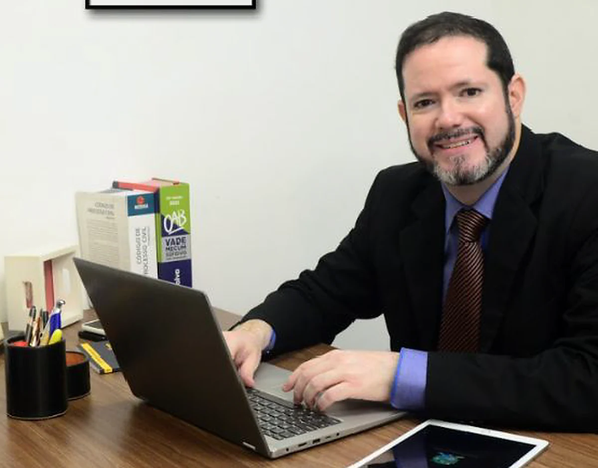 Dr. Leonardo Umbelino em seu escritório